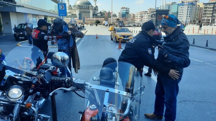 Beyoğlu'nda 13'üncü huzur uygulaması: Araçlar tek tek arandı