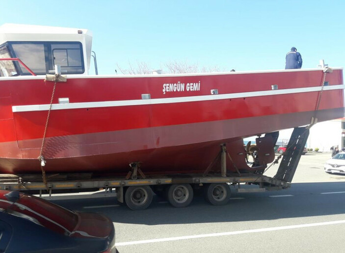 Trabzon'da feci kaza: Tır dorsesindeki teknenin üzerinde bulunan kişi hayatını kaybetti