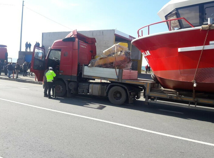 Trabzon'da feci kaza: Tır dorsesindeki teknenin üzerinde bulunan kişi hayatını kaybetti