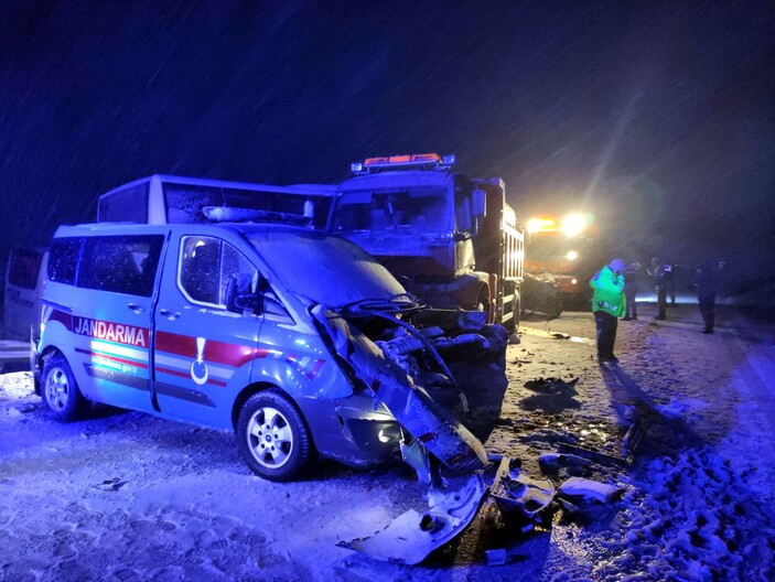 Erzincan'da zincirleme trafik kazası: 8 yaralı