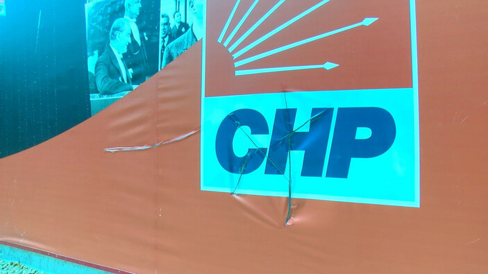 CHP Nilüfer İlçe Başkanlığı binasının duvarına ‘CHPKK İşbirlikçi Keml’ yazıldı