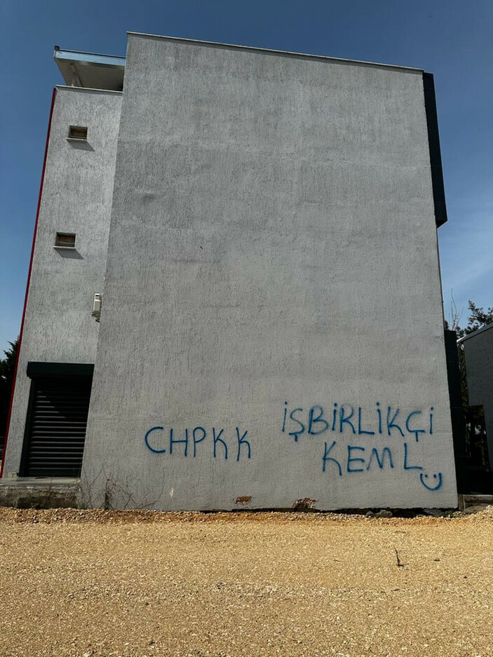 CHP Nilüfer İlçe Başkanlığı binasının duvarına ‘CHPKK İşbirlikçi Keml’ yazıldı