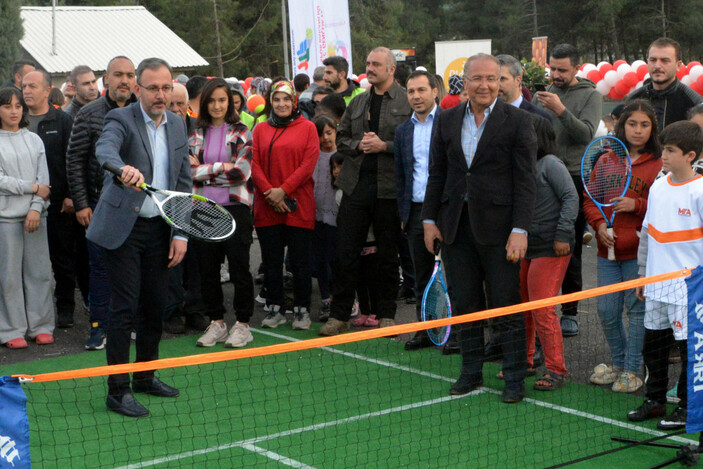 Bakan Kasapoğlu, Kahramanmaraş'ta portatif tenis kortu açtı #2