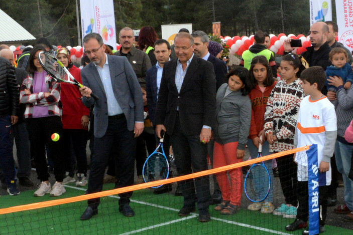 Bakan Kasapoğlu, Kahramanmaraş'ta portatif tenis kortu açtı #1