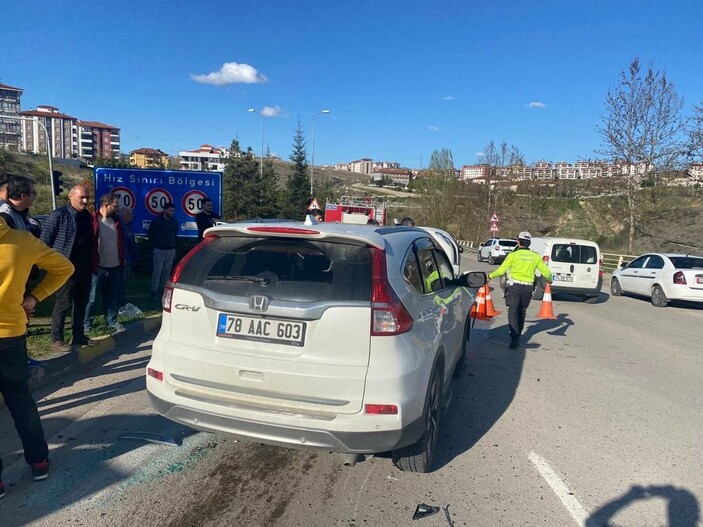 Karabük'te kaza yapan araç devrildi: 2 yaralı