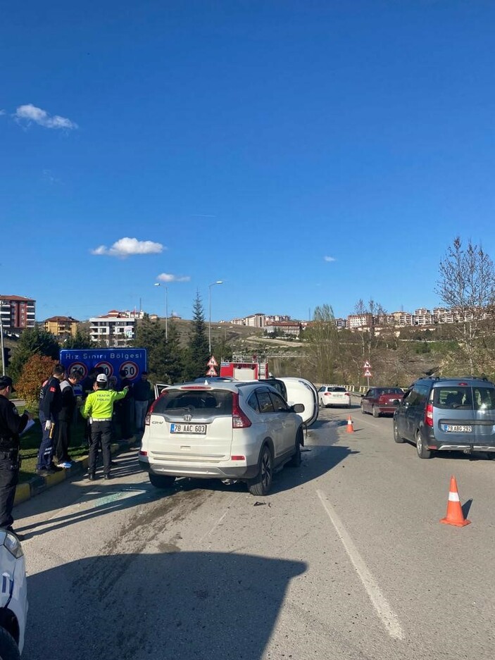 Karabük'te kaza yapan araç devrildi: 2 yaralı