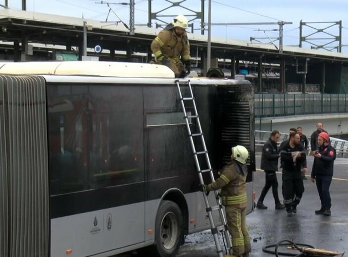 Kadıköy'de park halindeki metrobüs yandı