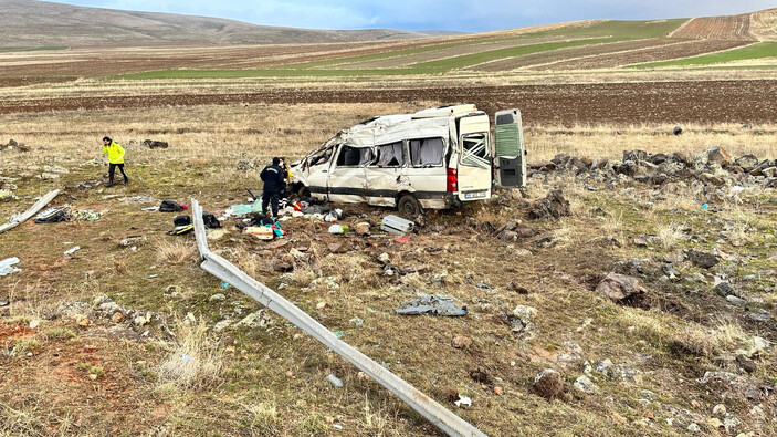 Kayseri'de yolcu minibüsü şarampole yuvarlandı: 2 ölü 7 ağır yaralı