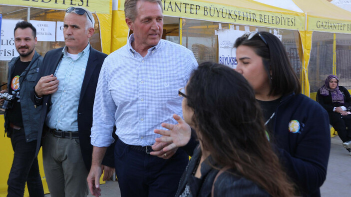 ABD Büyükelçisi Jeff Flake Gaziantep'te iftarda yemek dağıttı