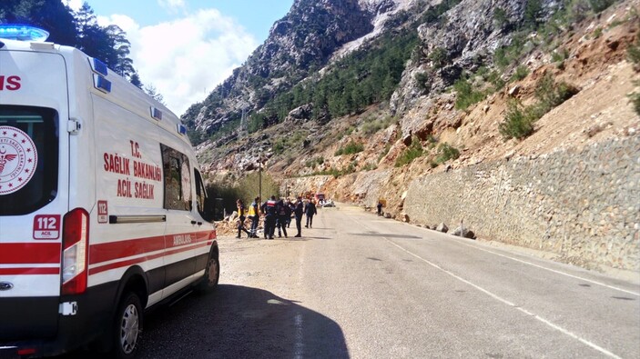 Adana'da kayalar otomobilin üstüne düştü: 4 öğretmen hayatını kaybetti