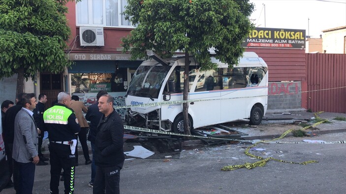 Adana'da minibüs durağa daldı