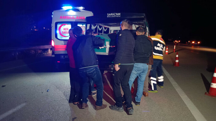 Adana'da orta şeritte duran otomobile çarpmamak için manevra yapan araç kaza yaptı: 2 ölü