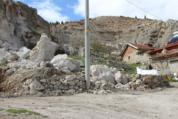 Afyonkarahisar’da yamaçtan kopan parçalar yerleşim yerine düştü