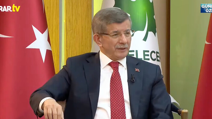 Ahmet Davutoğlu, seccadeye basan Kemal Kılıçdaroğlu'nu savundu