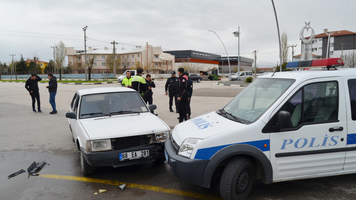 Aksaray’da 'dur' ihtarına uymayan sürücü, otomobiliyle polis aracına çarptı