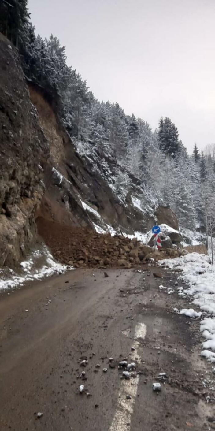 Artvin’de seyir halindeki sürücü heyelanla karşılaştı: Son anda kurtuldu