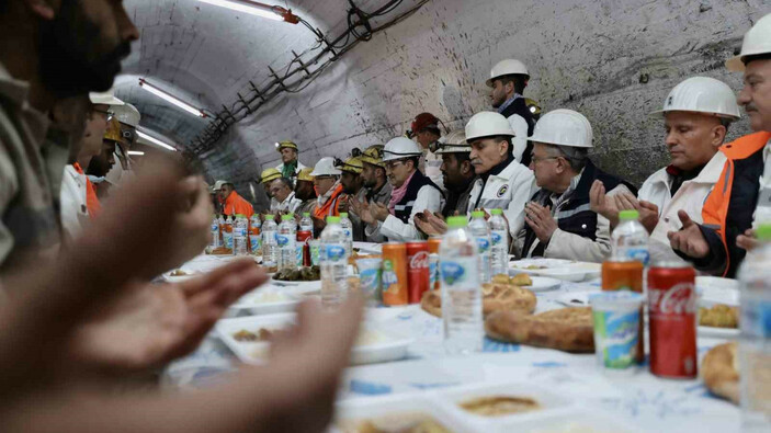 Bakan Dönmez maden işçileriyle iftar yaptı