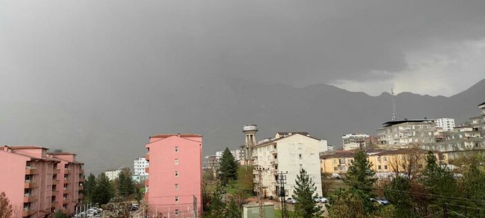 Batman'da güneşli havanın ardından başlayan yağmur cadde ve sokakları sele çevirdi