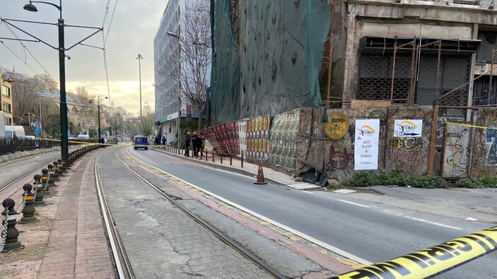 Beyoğlu'nda 5 katlı metruk binanın bir kısmı çöktü: Tramvay seferleri durduruldu