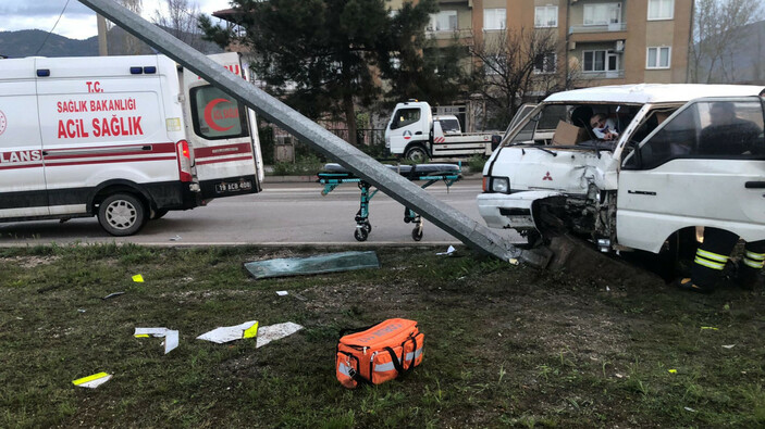 Çorum'da minibüs aydınlatma direğine çarptı: Sürücü ağır yaralandı