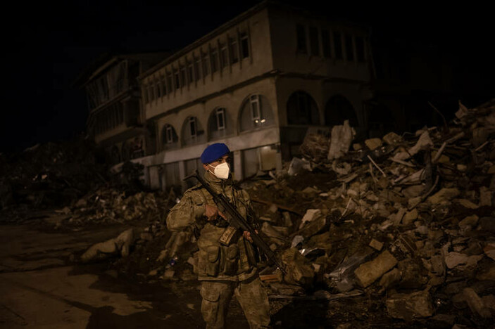 Depremden etkilenen Antakya'daki evlerde gece tek bir ışık yanmıyor