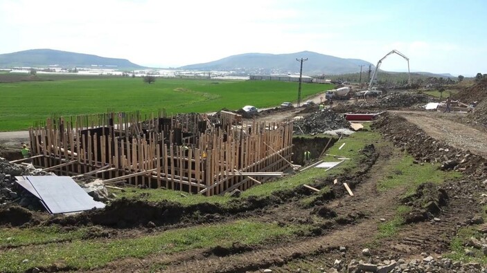 Depremin vurduğu Türkoğlu ilçesinde temeli atılan köy evleri afetzedeleri heyecanlandırıyor