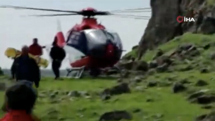 Diyarbakır’da kayalıklardan düşen hasta helikopter ambulans ile araziden alındı