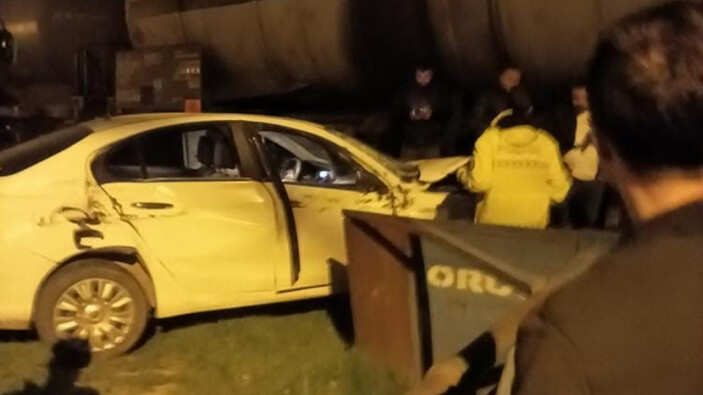 Diyarbakır'da yük trenine çarpan otomobildeki 3 kişi yaralandı