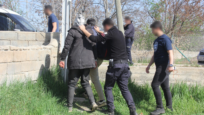 Erzincan'da polis kaçak göçmen kovaladı