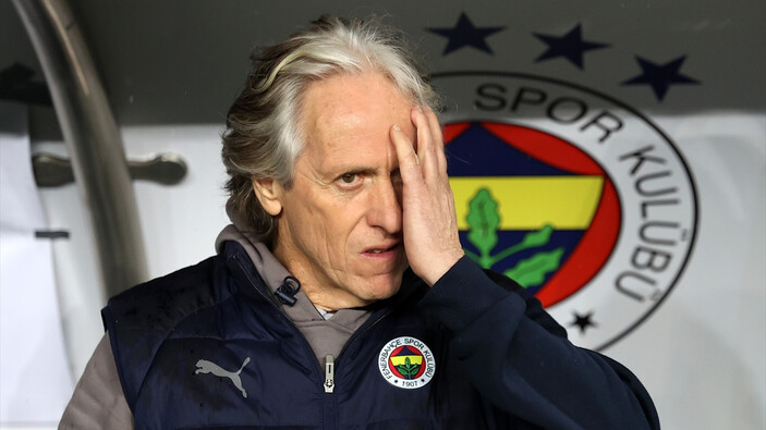 Futbolculara tepki gösteren Fenerbahçe taraftarları Jorge Jesus'u sinirlendirdi