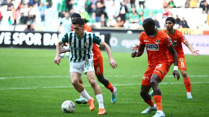 Giresunspor, 2-0 geriye düştüğü maçta Alanyaspor'la berabere kaldı