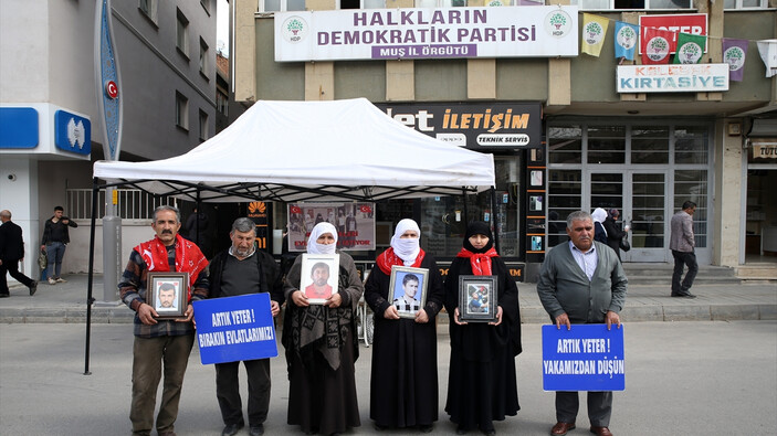 Muşlu ailelerin evlat nöbeti devam ediyor: HDP önünde 'Halk düşmanı parti' pankartı açtılar