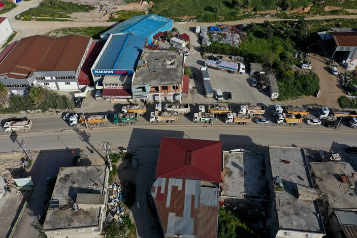 Hatay'da enkaz kaldırma çalışmalarında hafriyat kamyonlarının konvoyu drone ile görüntülendi