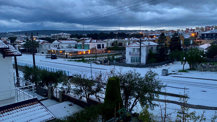 İzmir'de nisan ayında dolu yağdı! Kent bembeyaz oldu