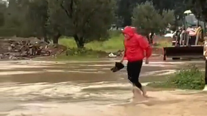 İzmir'de sağanak yağış etkisini gösterdi! Vatandaşlar yolda kaldı