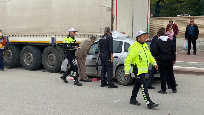 Konya’da otomobil park halindeki tıra çarptı