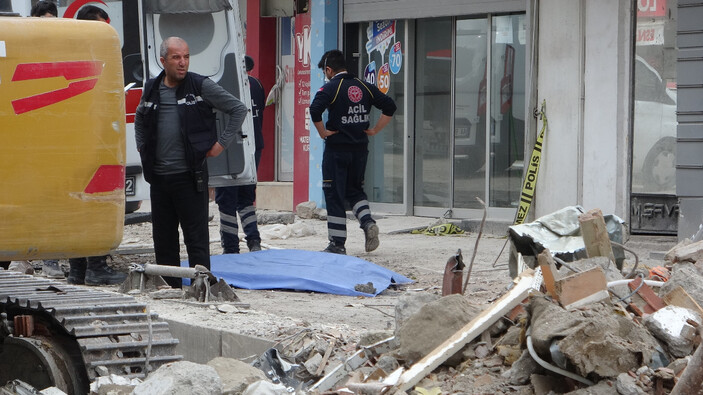 Malatya’da depremde yıkılan binanın enkazında erkek cesedi bulundu