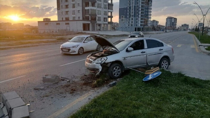 Malatya'da otomobil refüje çarptı: 6 yaralı