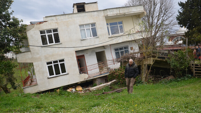 Ordu'da heyelan yaşandı! Bir ev yan yattı