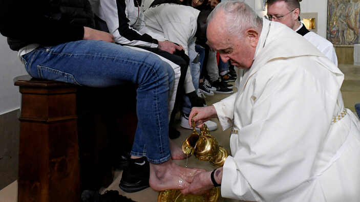 Papa Francis mahkumların ayaklarını yıkayıp öptü