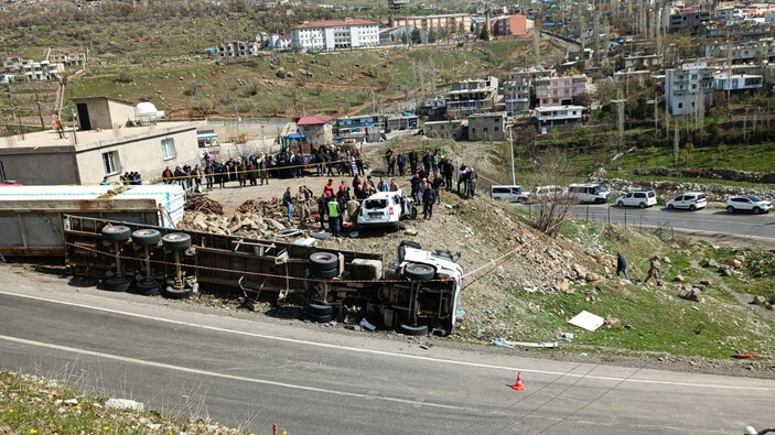 Şırnak'ta tır ile hafif ticari araç çarpıştı: 3 ölü