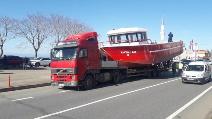 Trabzon'da feci kaza: Tır dorsesindeki teknenin üzerinde bulunan kişi hayatını kaybetti