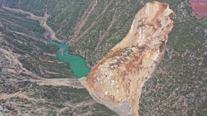 Yaşanan iki büyük depremin ardından bölgede 2 bin 826 heyelan yaşandı