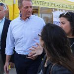 ABD Büyükelçisi Jeff Flake Gaziantep'te iftarda yemek dağıttı