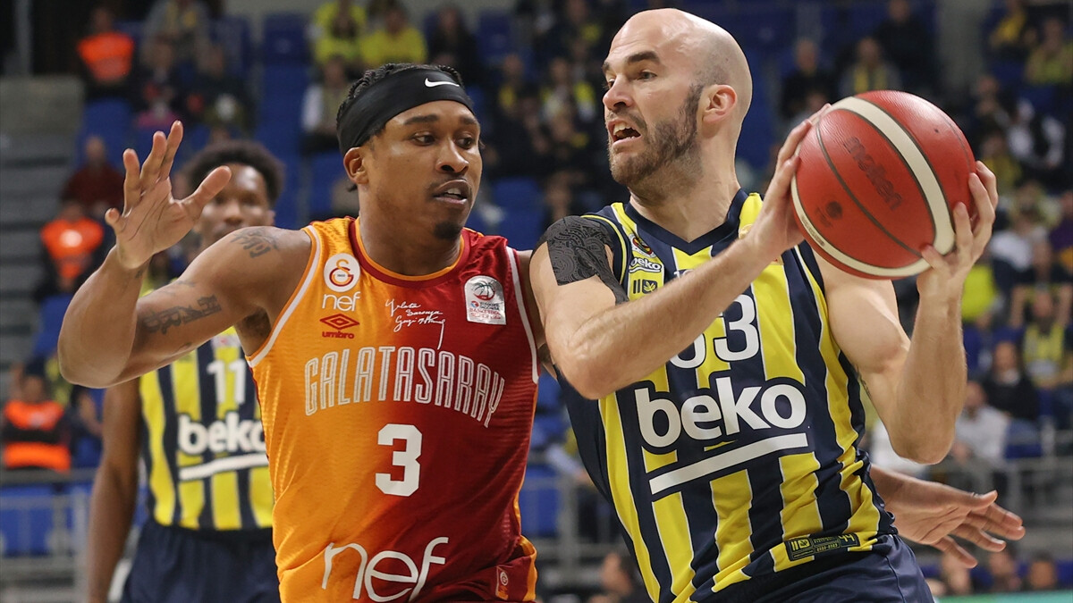 fenerbahce-basketbol-derbisinde-galatasarayi-farkli-yendi_b2b97957.jpg