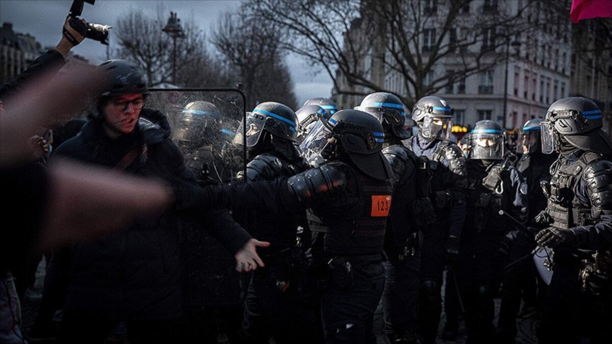 fransada-emeklilik-reformu-protestolari-suruyor-polisler-saf-degisti_f1f7f803.jpg