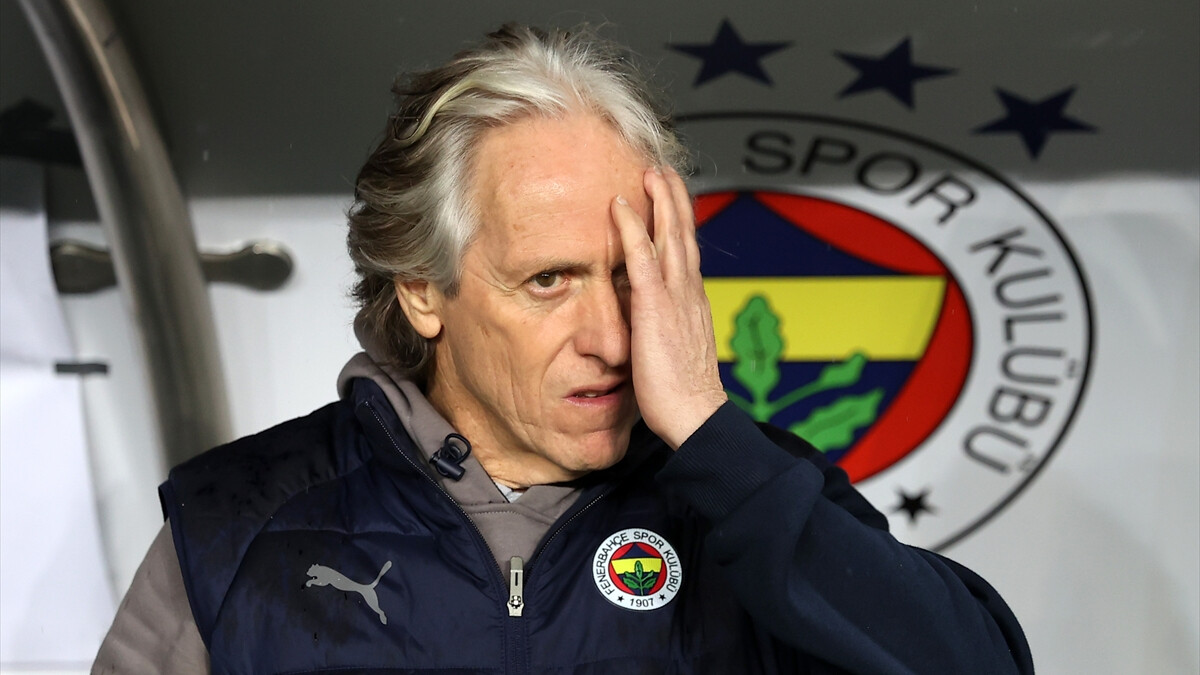 futbolculara-tepki-gosteren-fenerbahce-taraftarlari-jorge-jesusu-sinirl_f1d58729.jpg