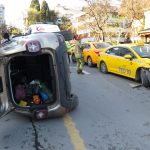 Kadıköy'de alkollü sürücü park halindeki taksiye çarpıp yan yattı