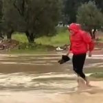 İzmir'de sağanak yağış etkisini gösterdi! Vatandaşlar yolda kaldı