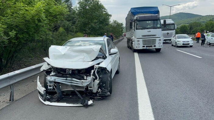 Düzce'de otoyolda zincirleme kaza: 3 yaralı #7